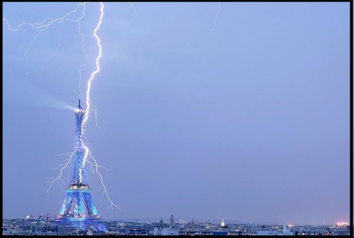 lightning at eiffel tower